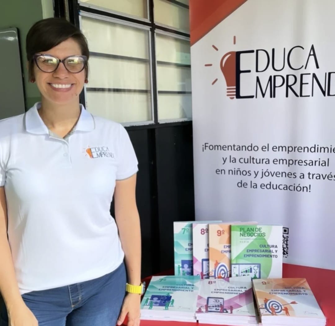 Representante de Educaemprende junto a los textos de Cultura Empresarial y Emprendimiento