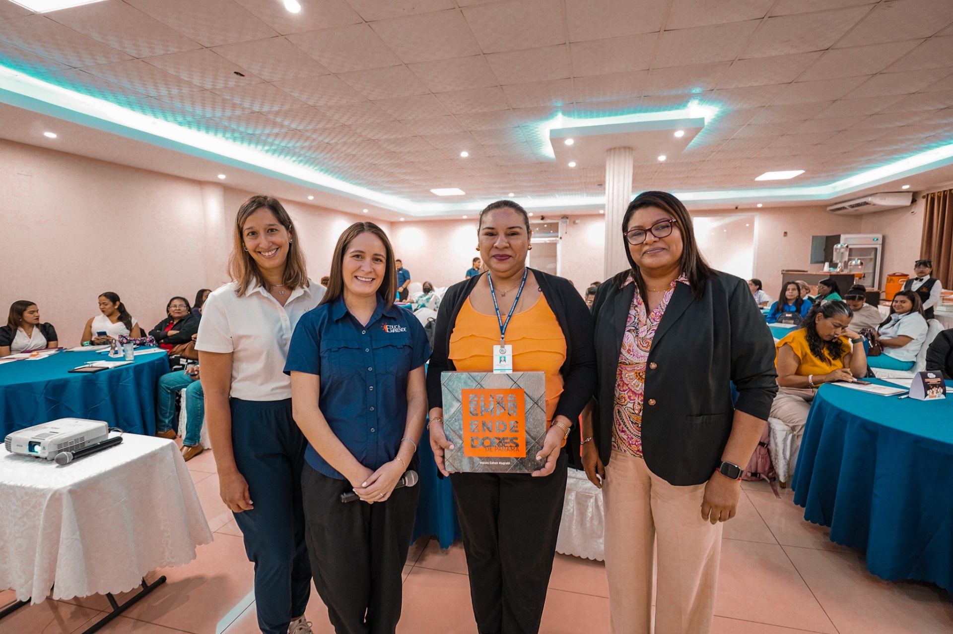 Reconocimiento a docentes con texto Emprendedores de Panamá