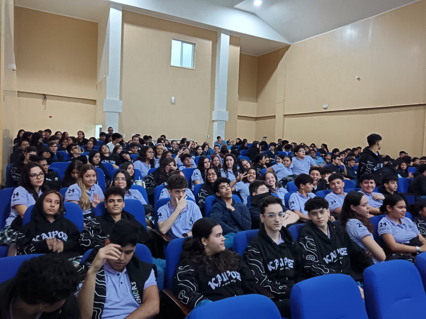 Estudiantes atentos durante charla de emprendimiento