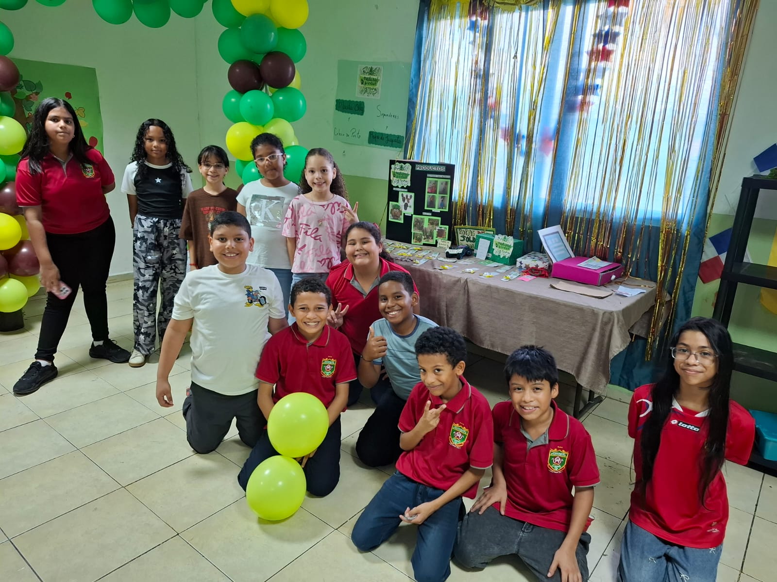 Estudiantes presentando proyecto Naturaleza Plena en feria escolar