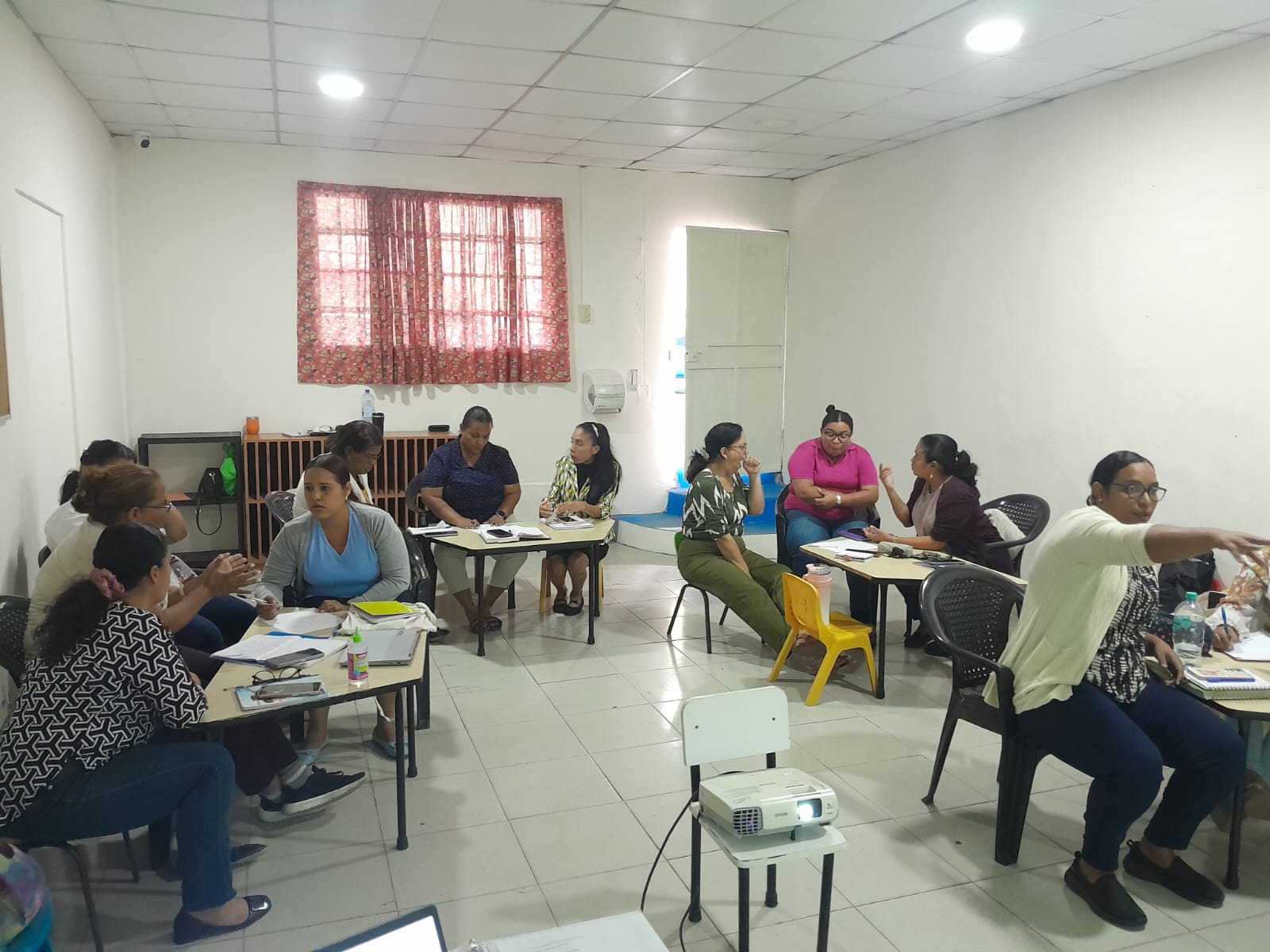 Docentes en dinámica grupal durante capacitación