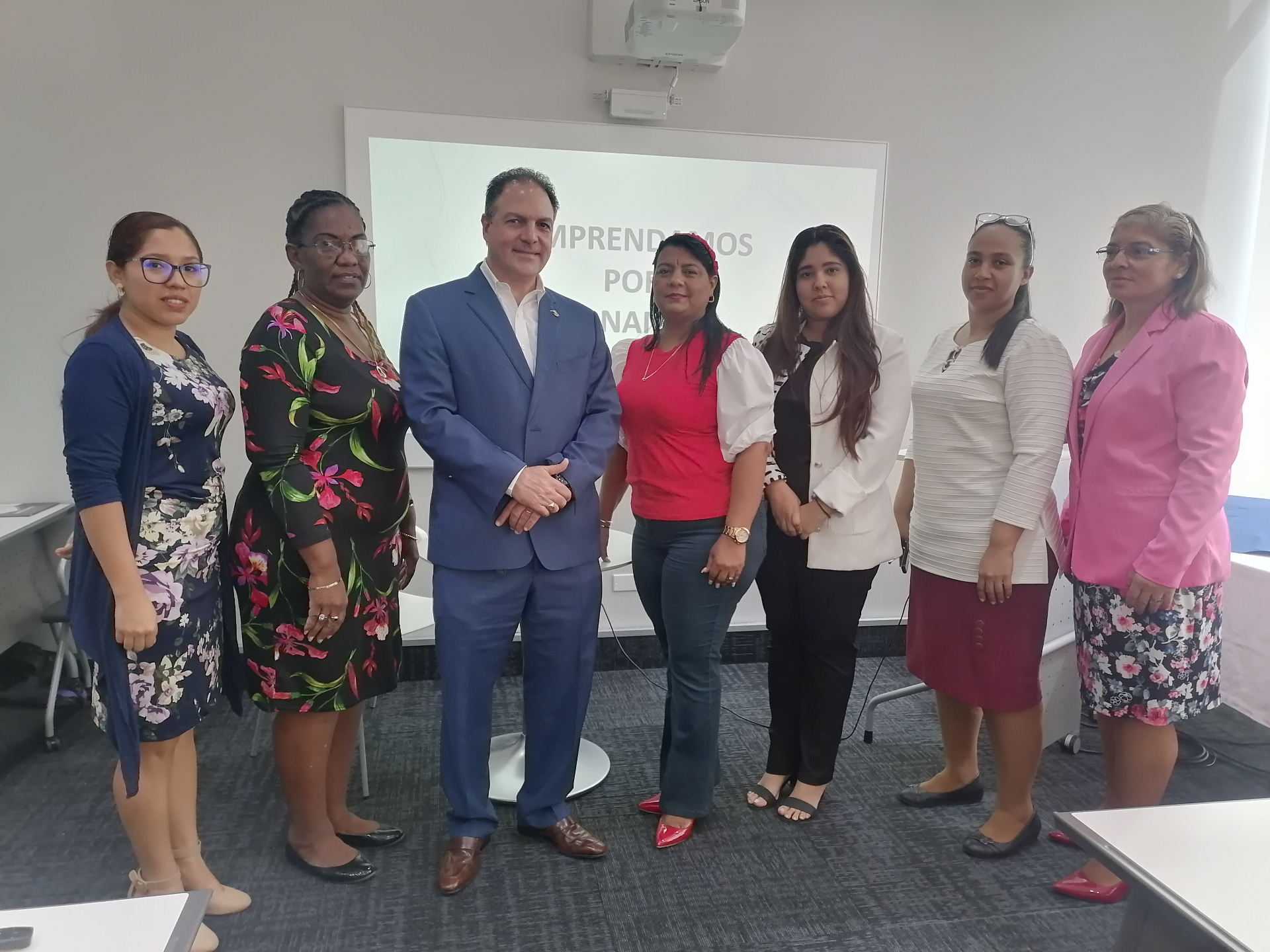 Sesión Emprendamos Por Panamá con docentes