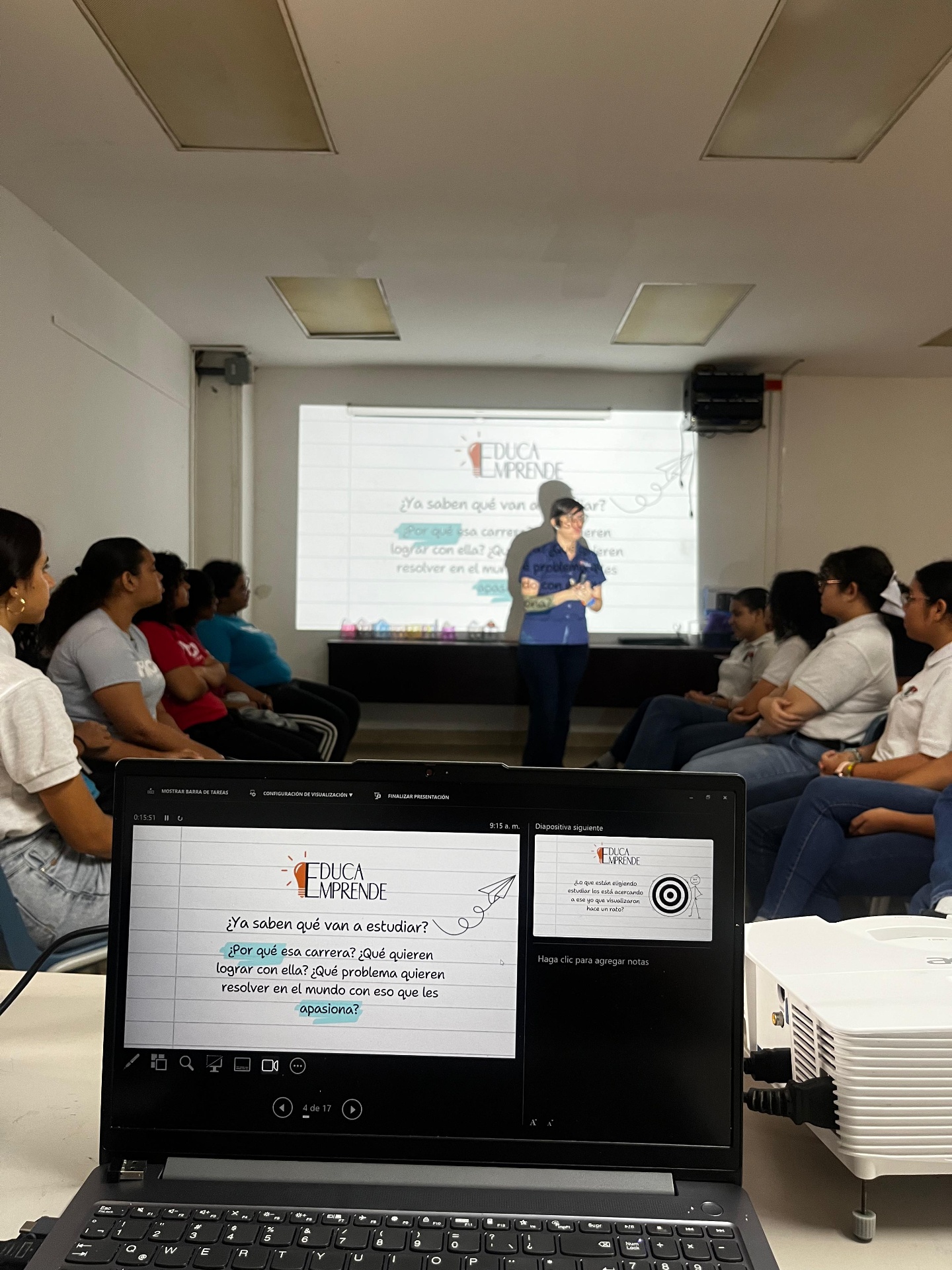 Facilitadora durante presentación a estudiantes con proyector