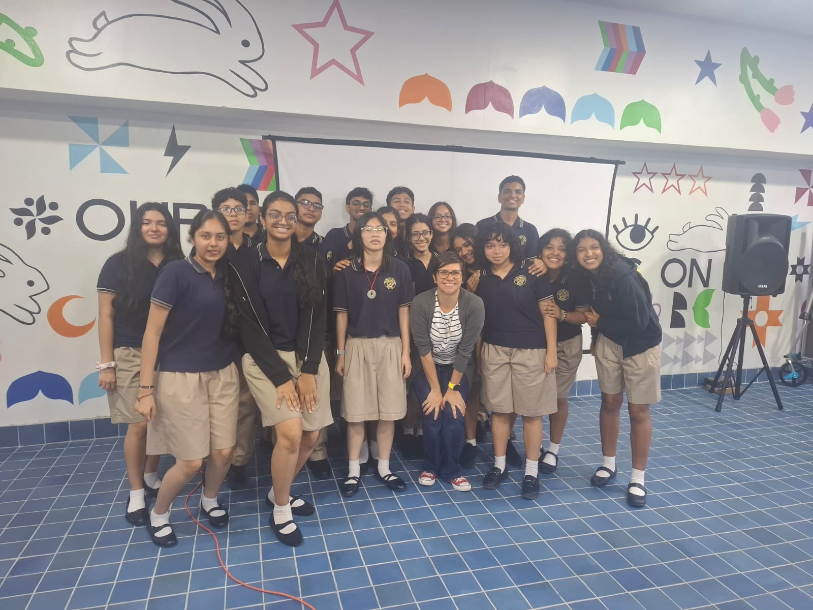 Foto grupal con estudiantes tras la charla