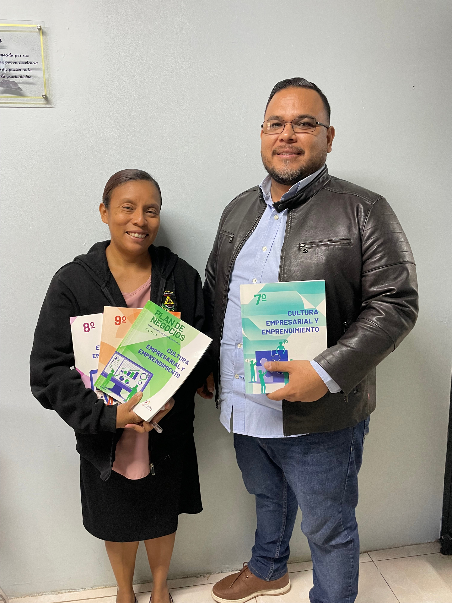 Docentes con textos de Cultura Empresarial y Emprendimiento