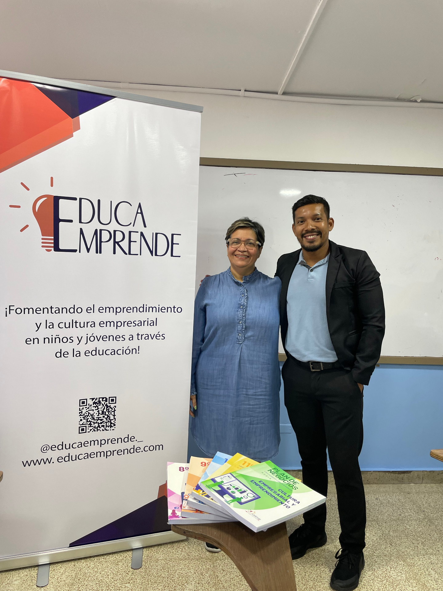 Docentes con textos de Cultura Empresarial y Emprendimiento junto al banner institucional