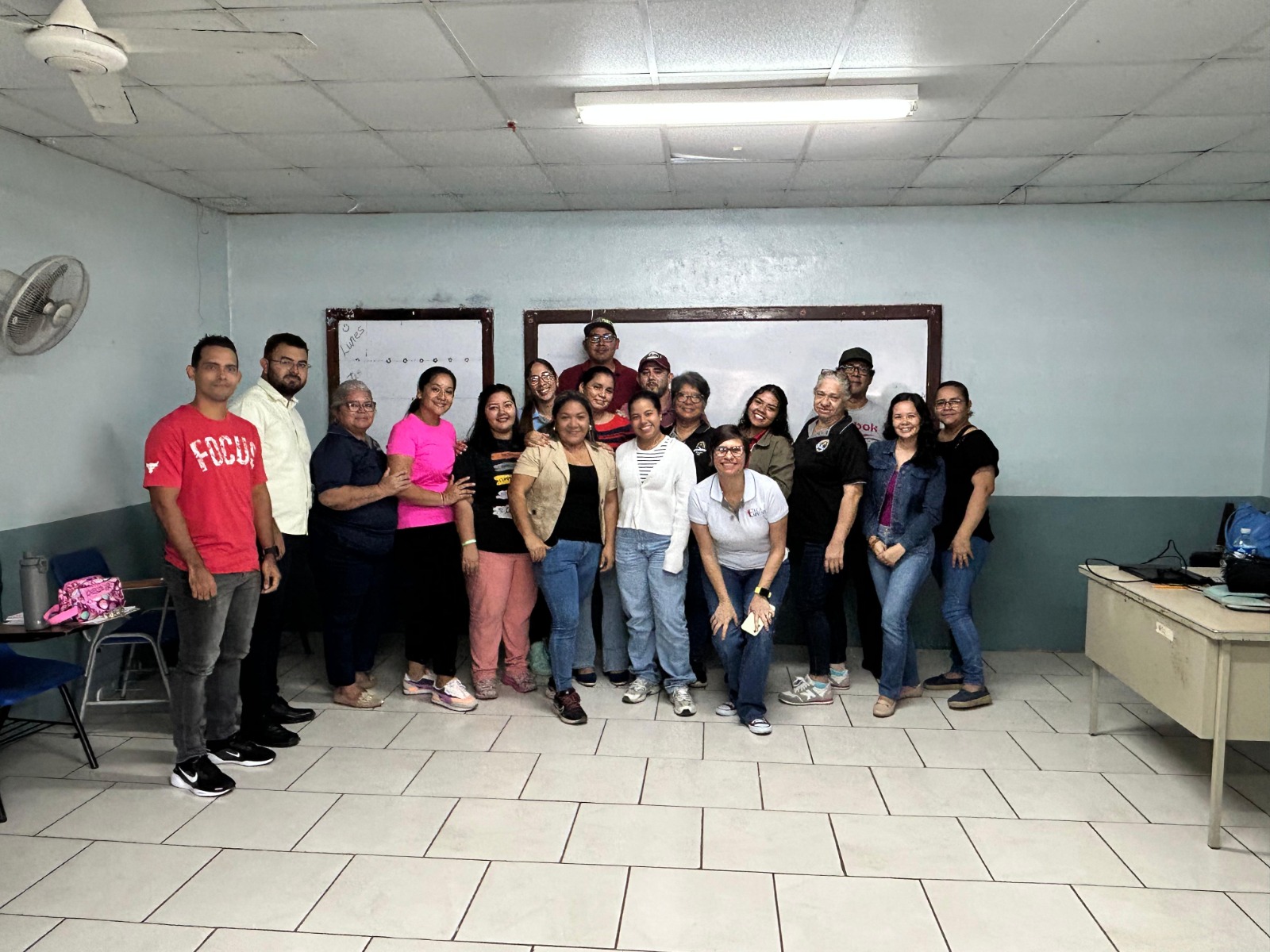 Docentes en sesión de capacitación de emprendimiento