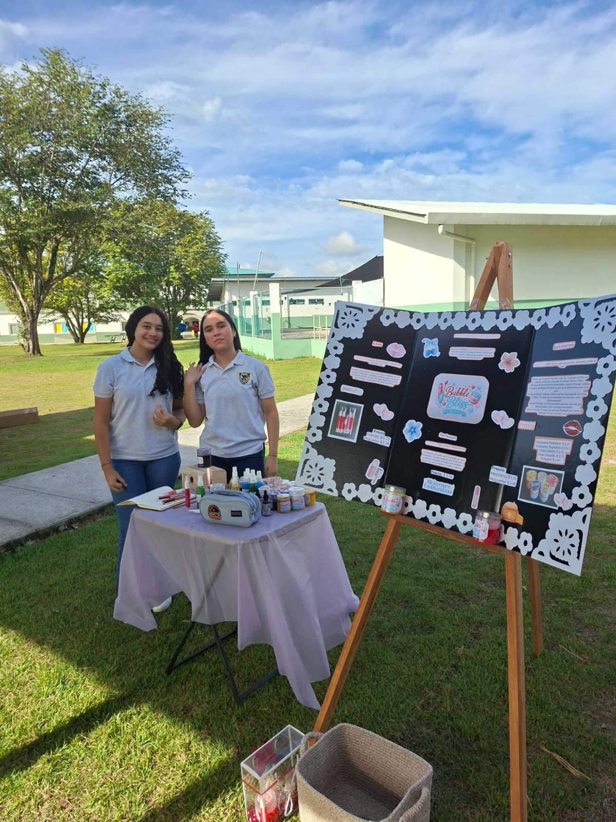 Estudiantes presentando Bubble Bliss en feria de emprendimiento