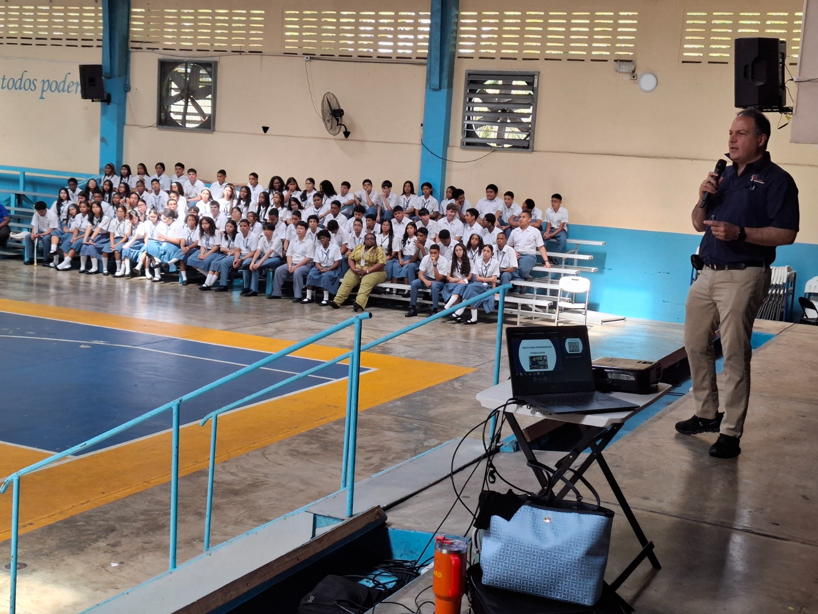 Conferencista frente a estudiantes de secundaria