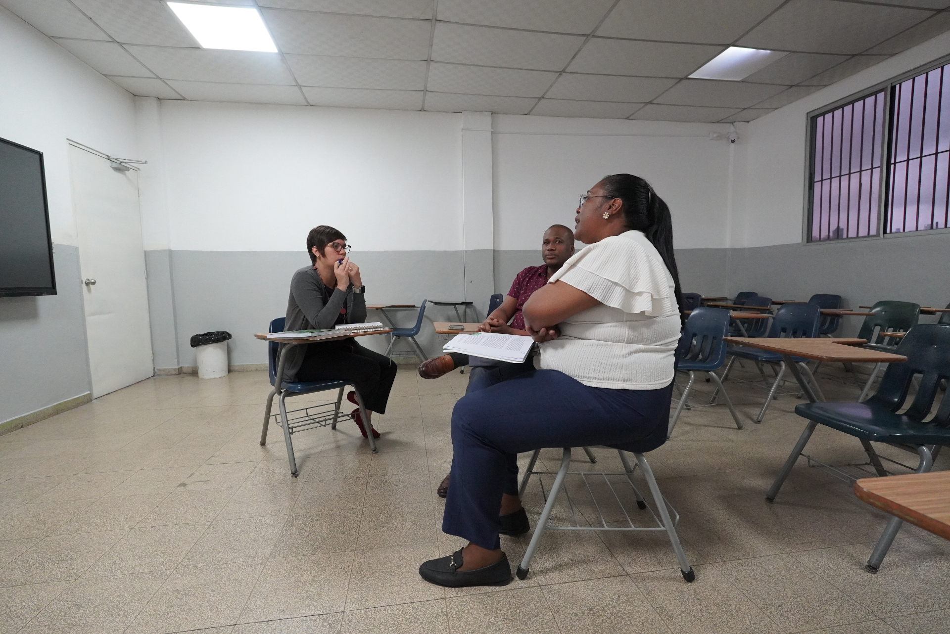 Sesión de capacitación con docentes en aula