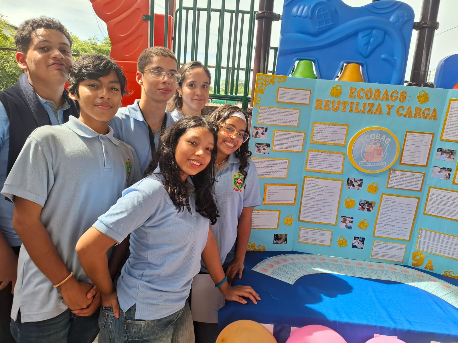 Estudiantes presentando proyecto Ecobags: Reutiliza y Carga
