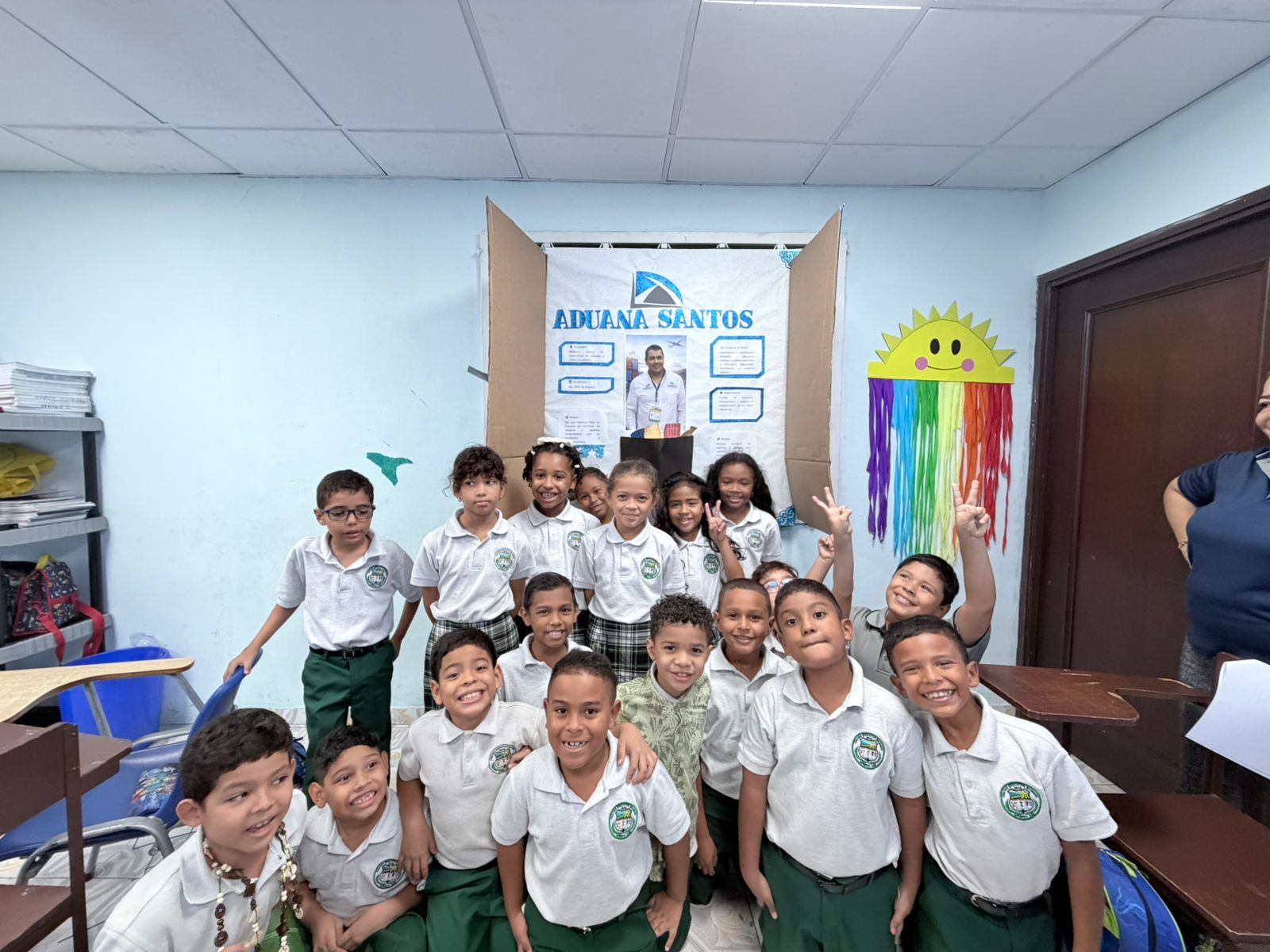 Estudiantes presentando proyecto Aduana Santos
