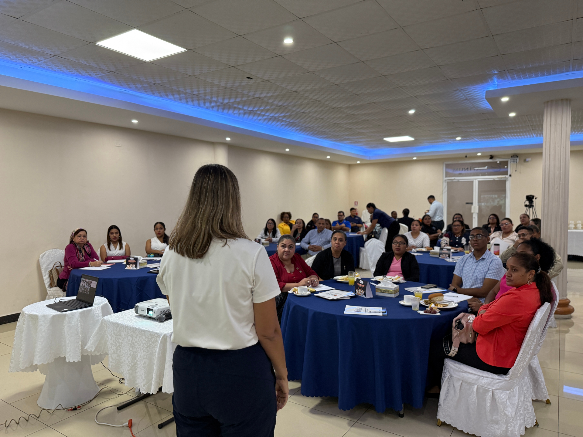 Facilitadora presentando ante docentes en evento Educaemprende