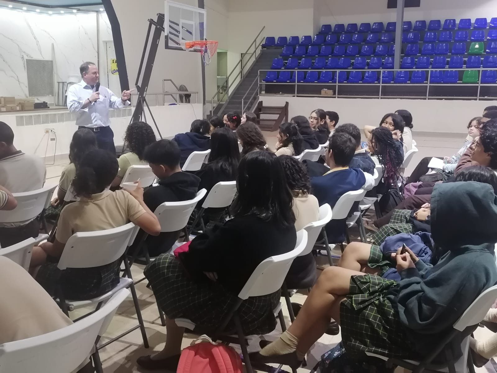 Charla con estudiantes en cancha escolar