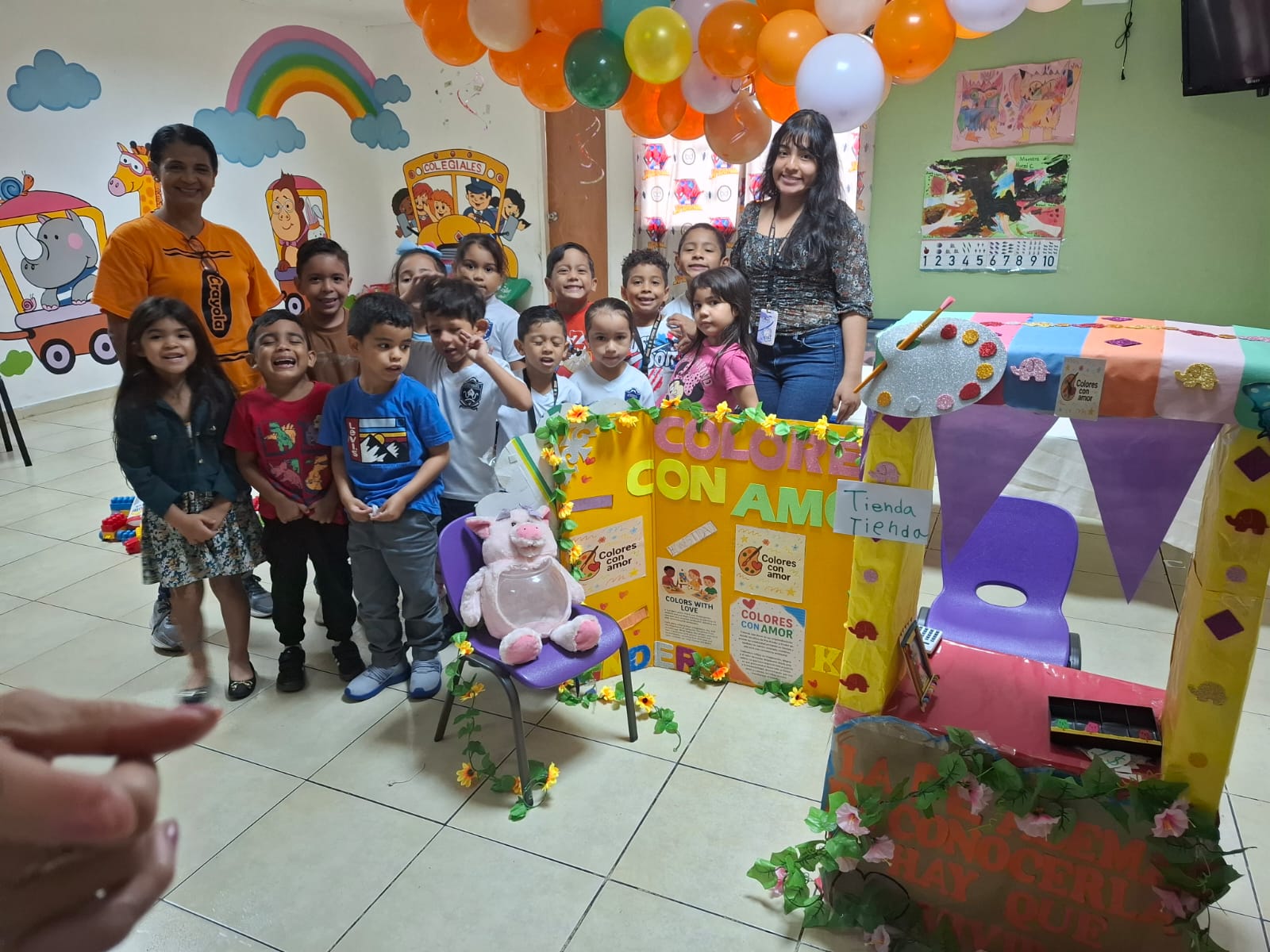 Estudiantes de preescolar en feria de emprendimiento — proyecto Colores con Amor