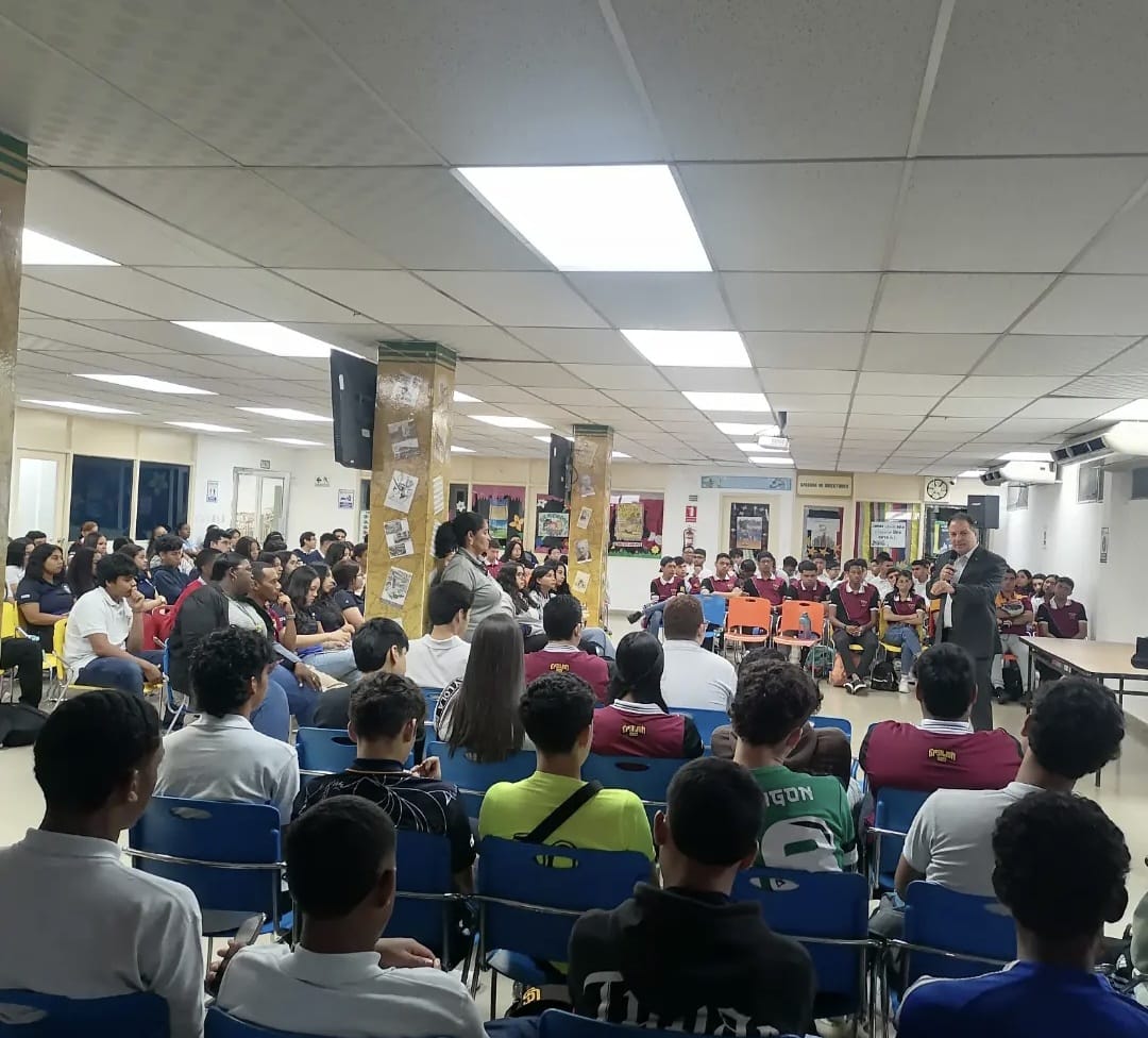 Charla a estudiantes de secundaria en comedor escolar