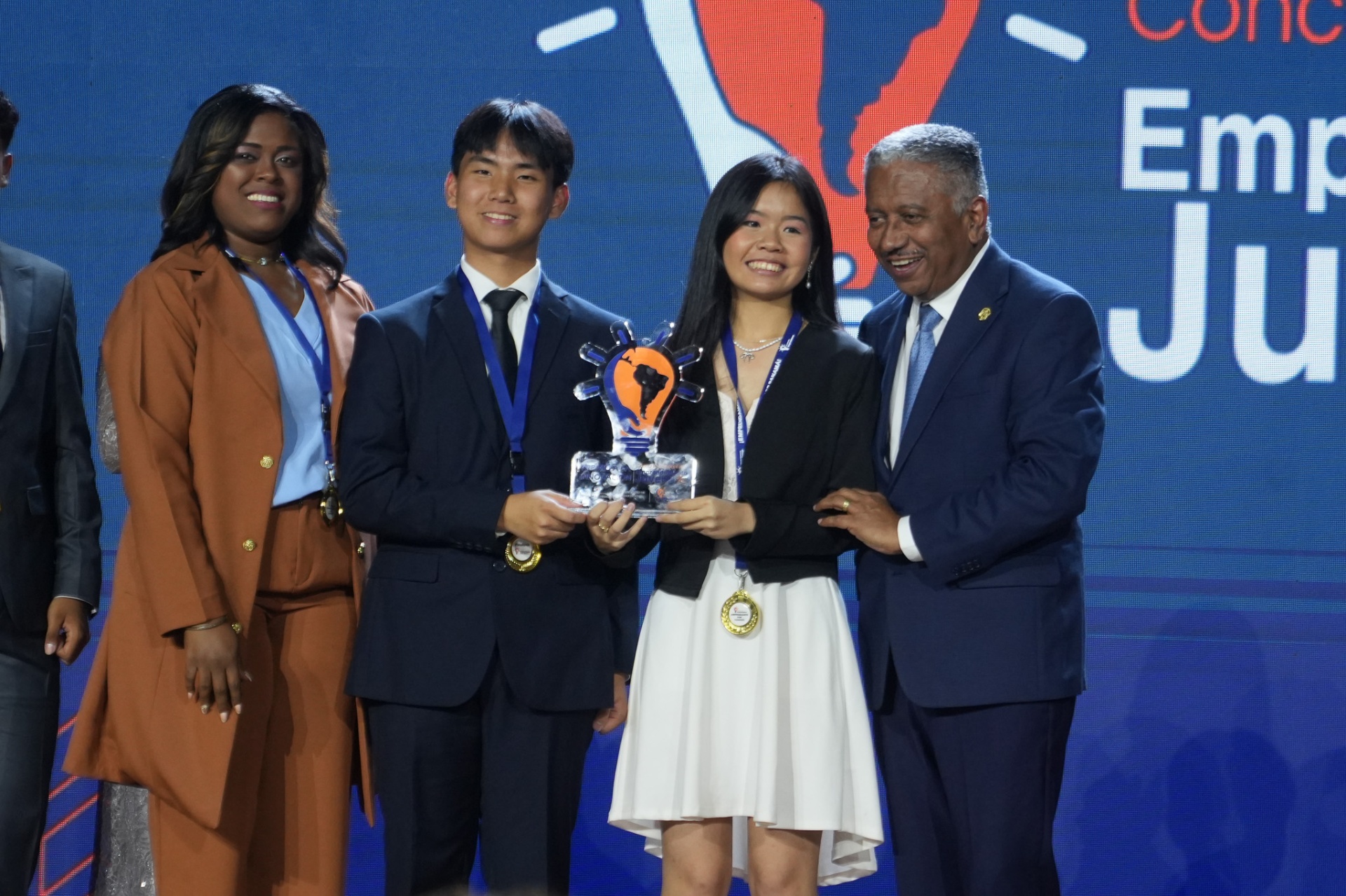 Ganadores del Concurso Nacional de Emprendimiento Juvenil con trofeo