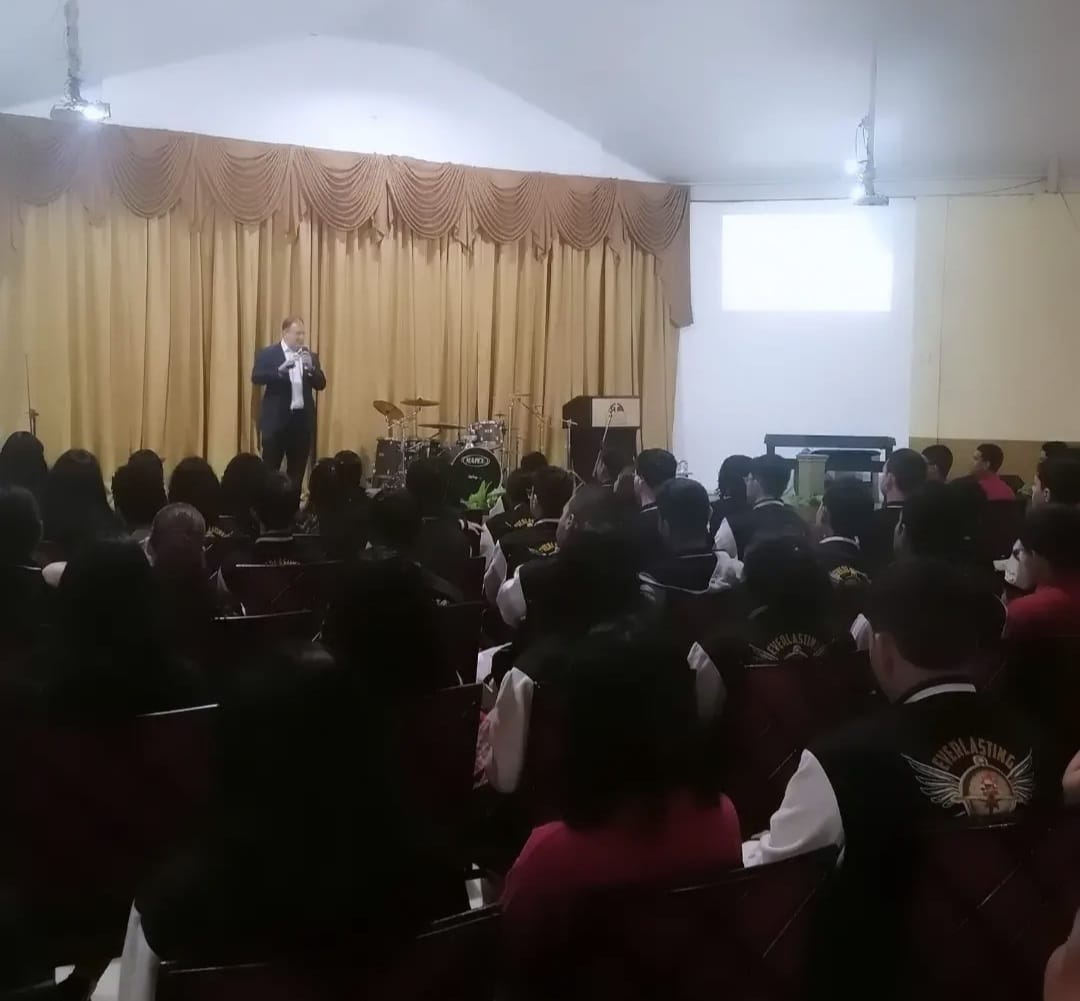 Conferencista en auditorio con estudiantes