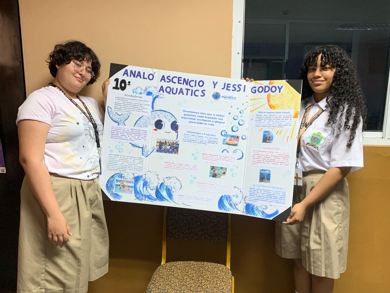 Estudiantes presentando proyecto Aquatics Swim School