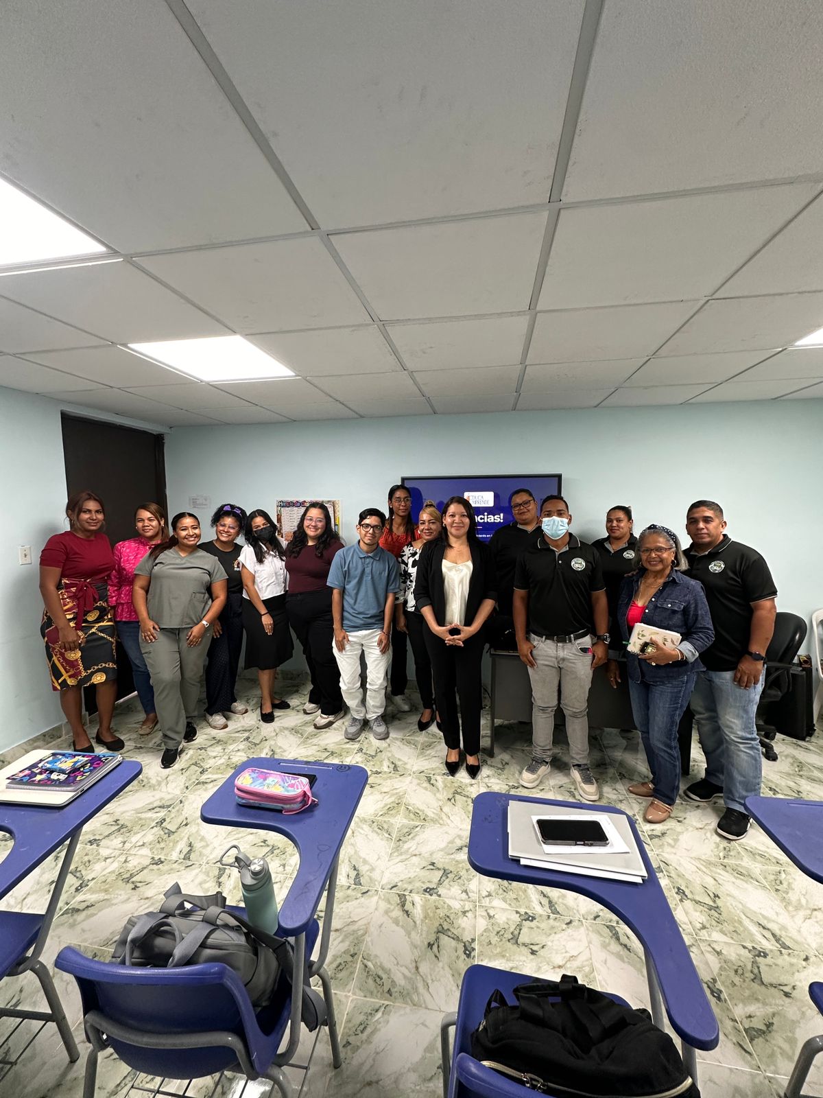 Grupo de docentes al finalizar capacitación Educaemprende
