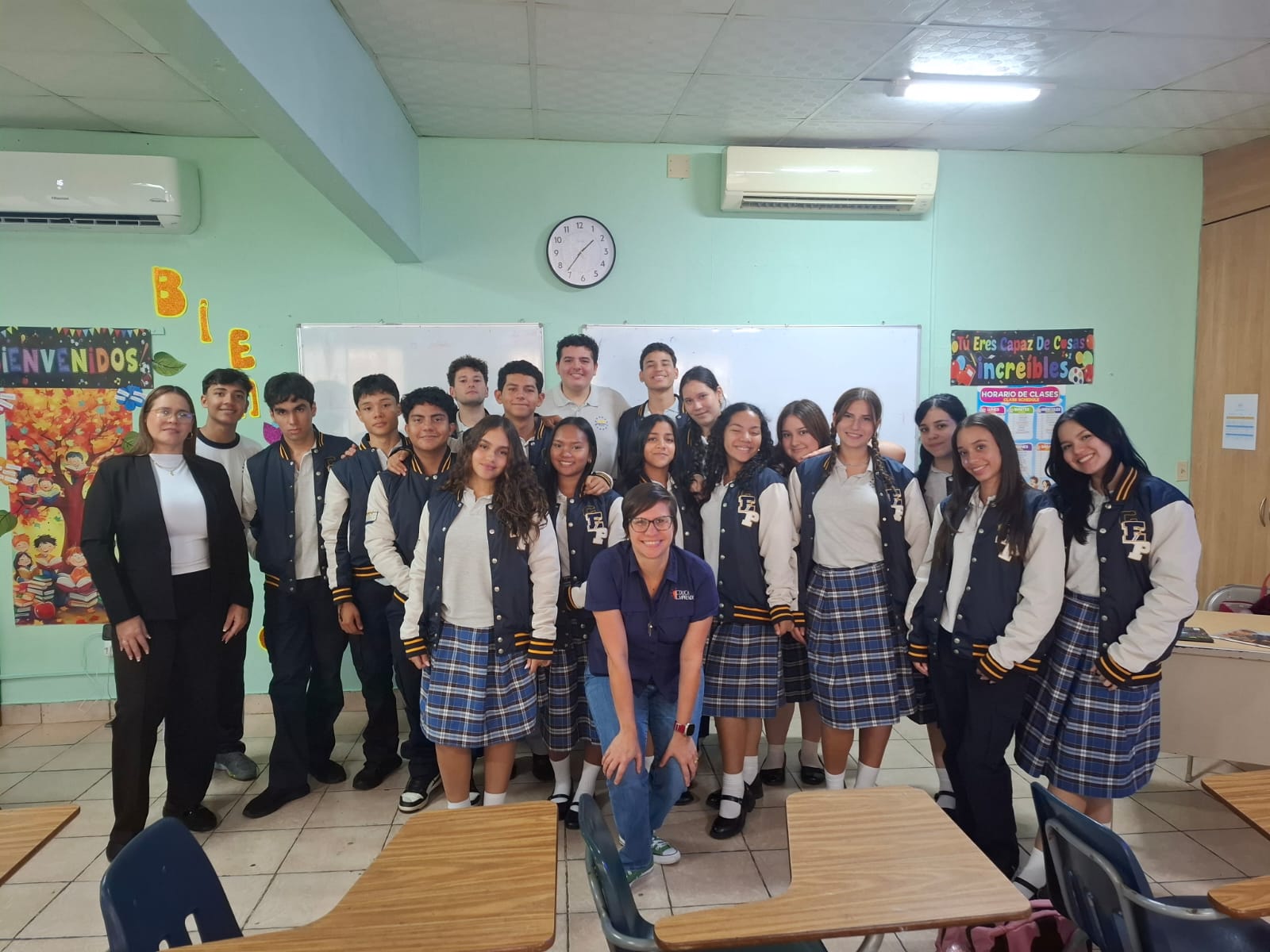 Foto grupal con estudiantes de secundaria tras charla en el aula