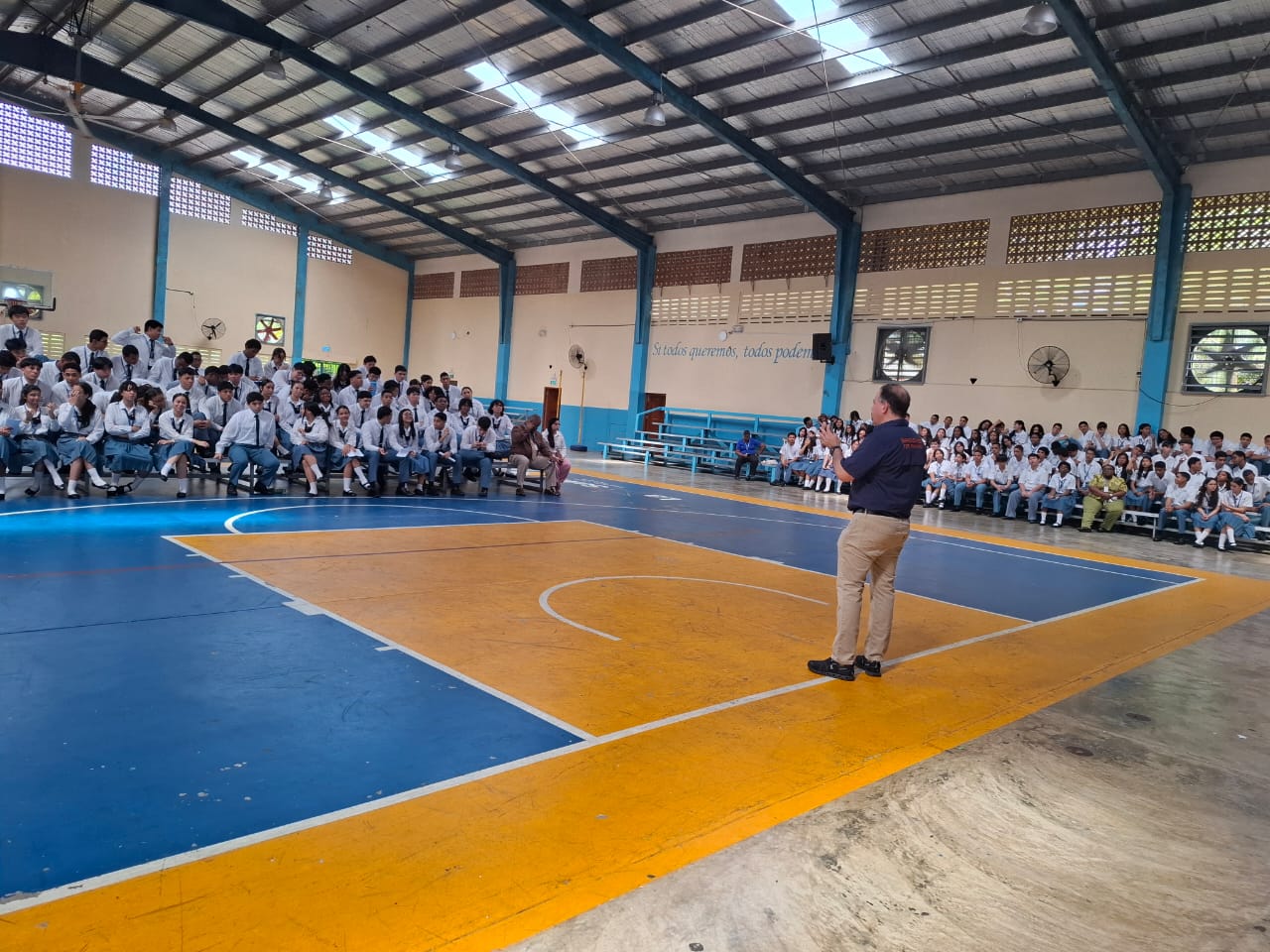 Charla a estudiantes en gimnasio escolar