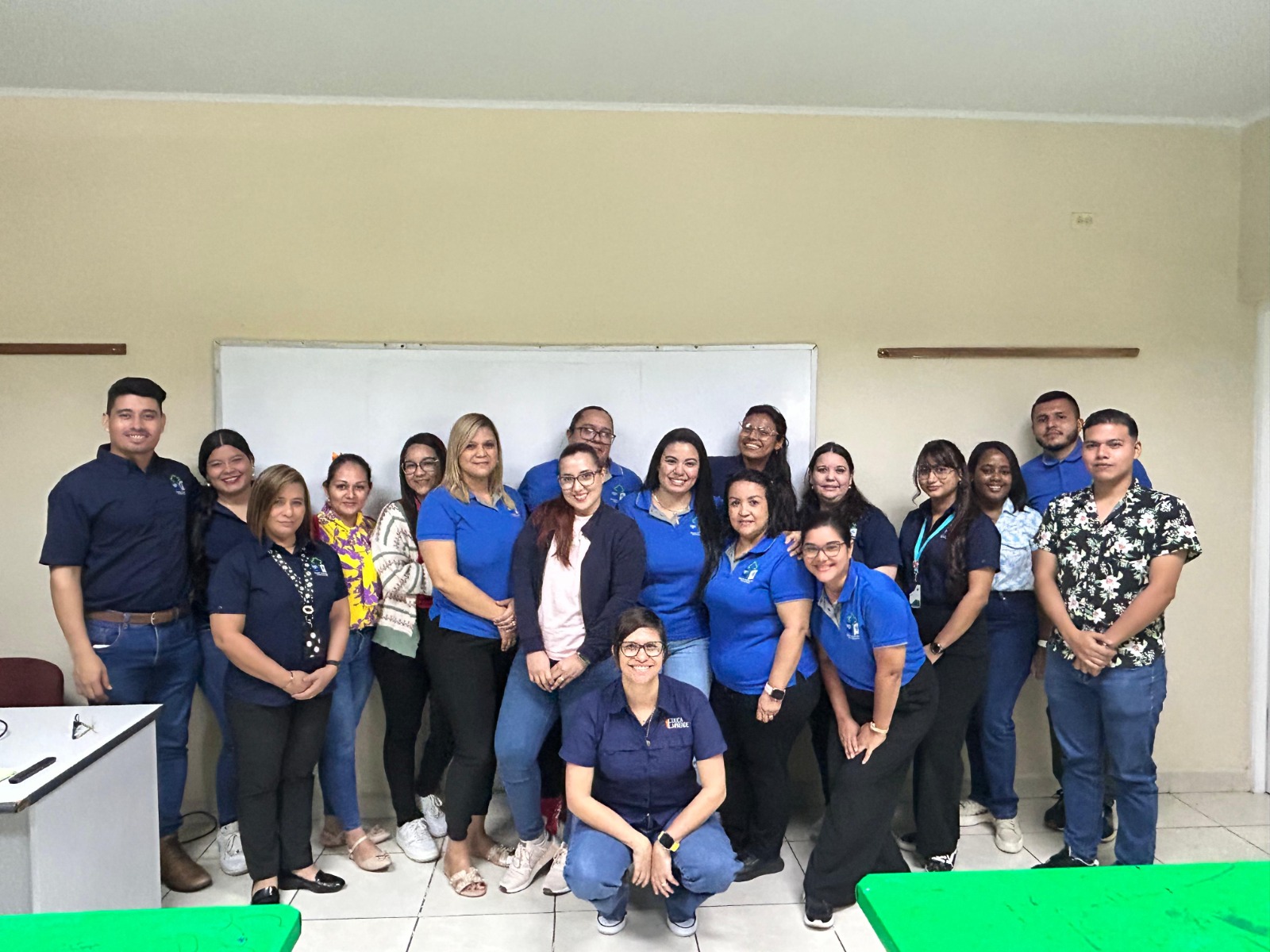 Capacitación docente grupal con equipo Educaemprende