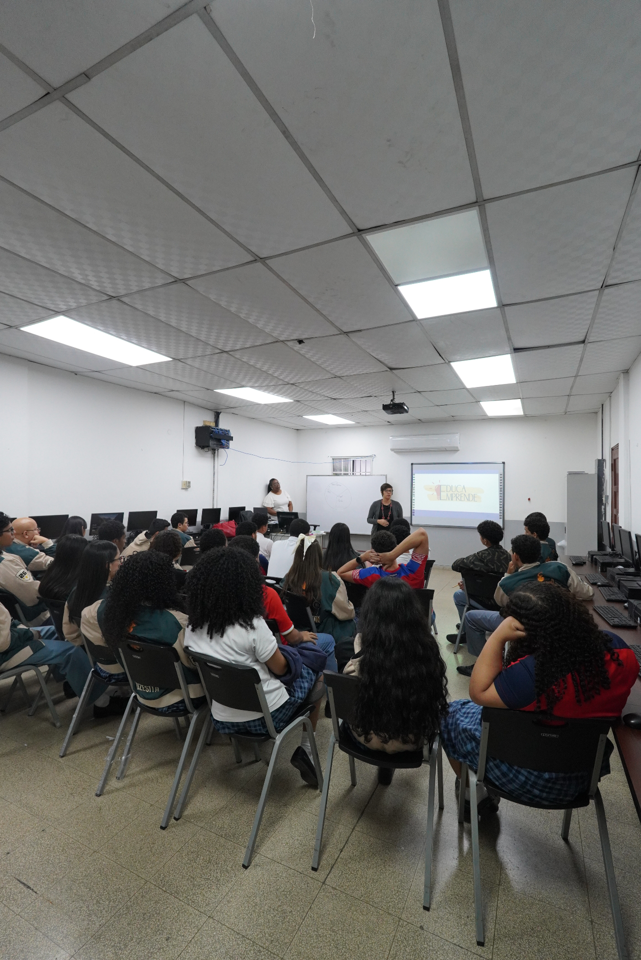 Facilitadora presentando Educaemprende a estudiantes