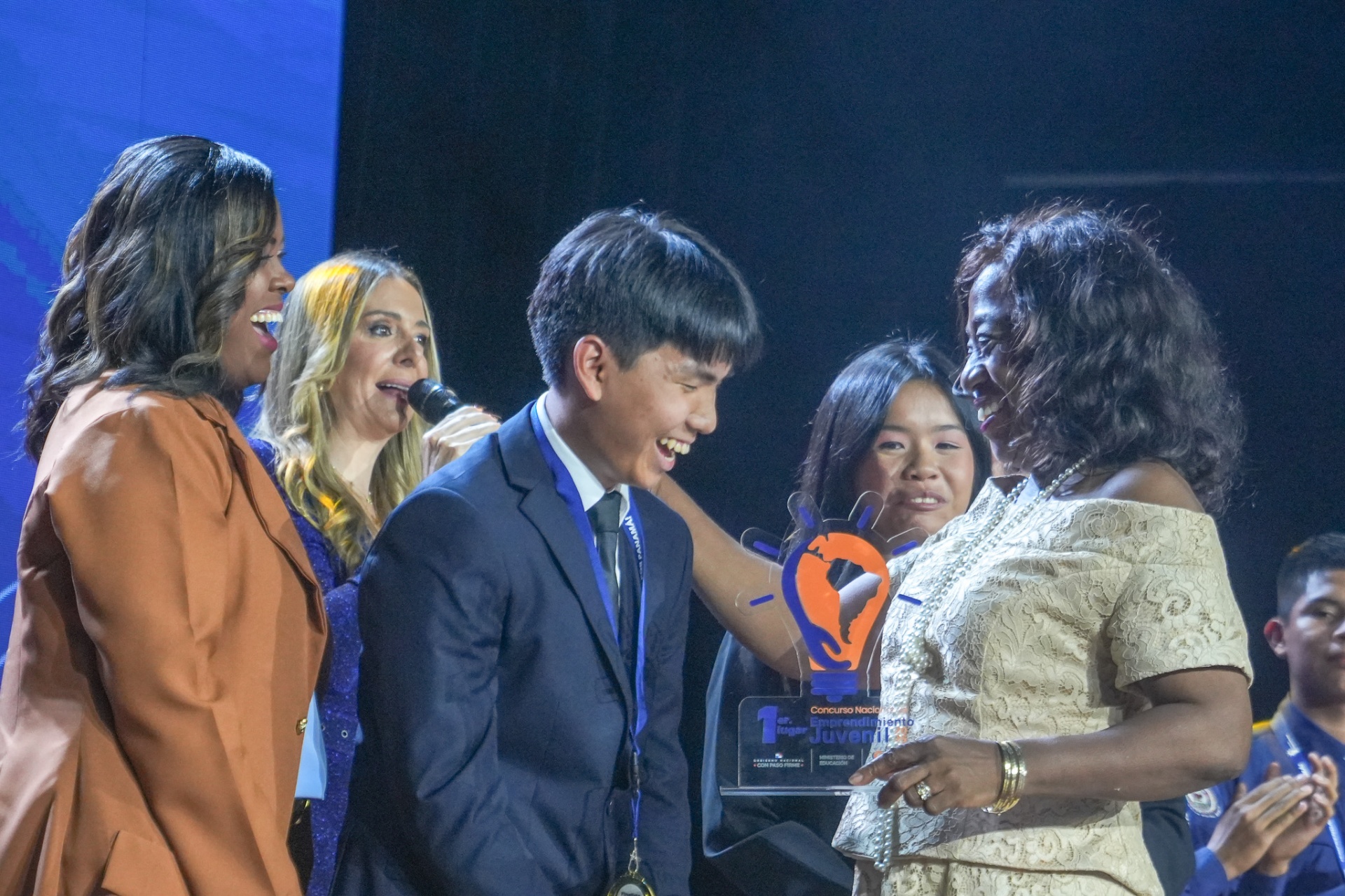 Estudiantes recibiendo reconocimiento en el Concurso Nacional