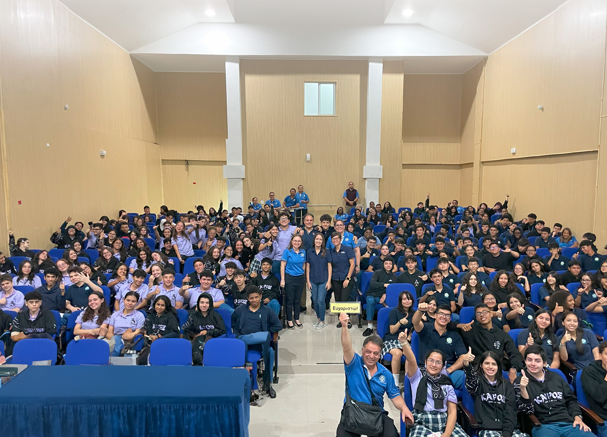 Charla a estudiantes del Instituto Atenea en auditorio