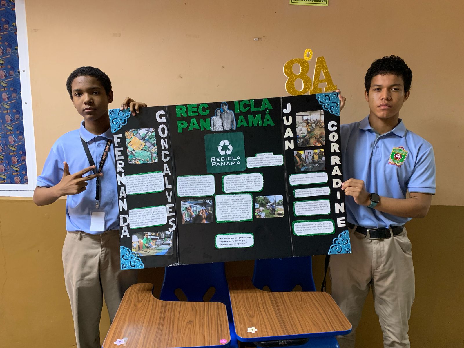 Estudiantes presentando proyecto Recicla Panamá