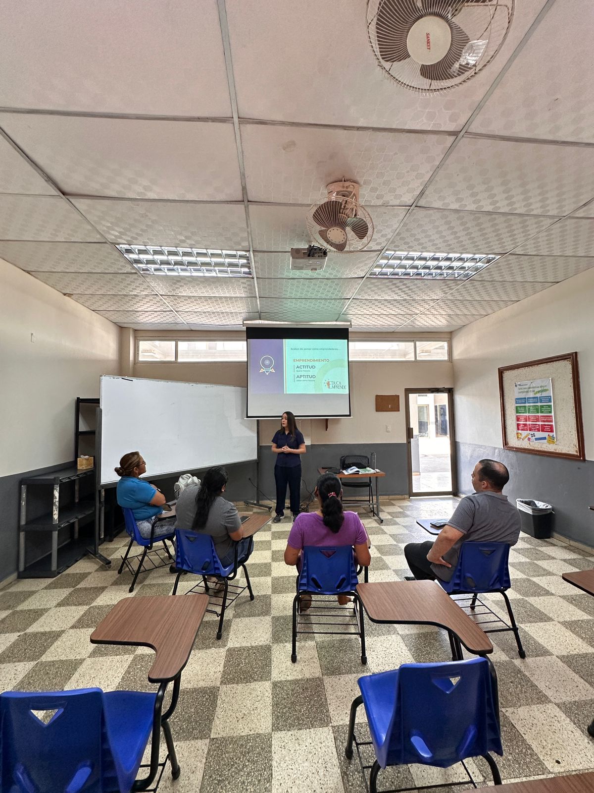 Capacitación a docentes con presentación de emprendimiento