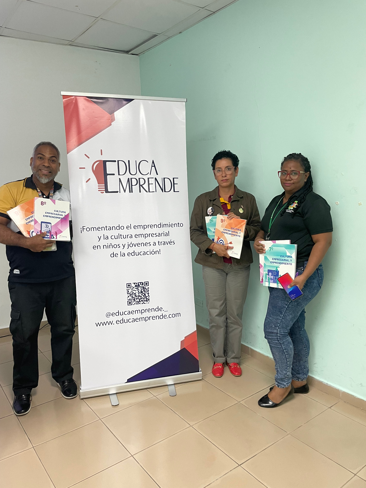 Equipo docente con textos Educaemprende junto al banner institucional