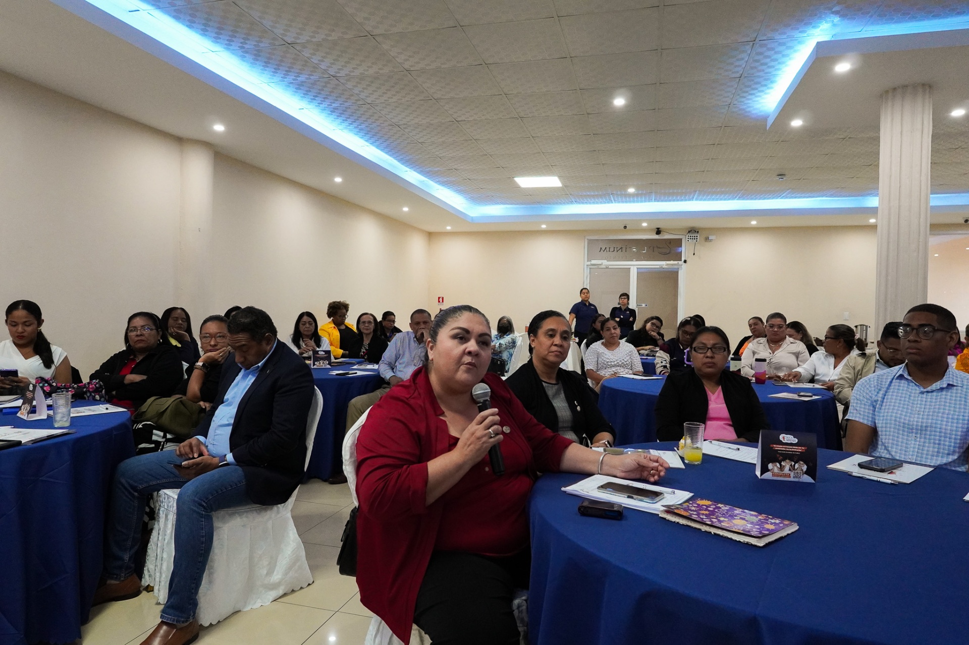 Participante interviniendo durante encuentro de eventos