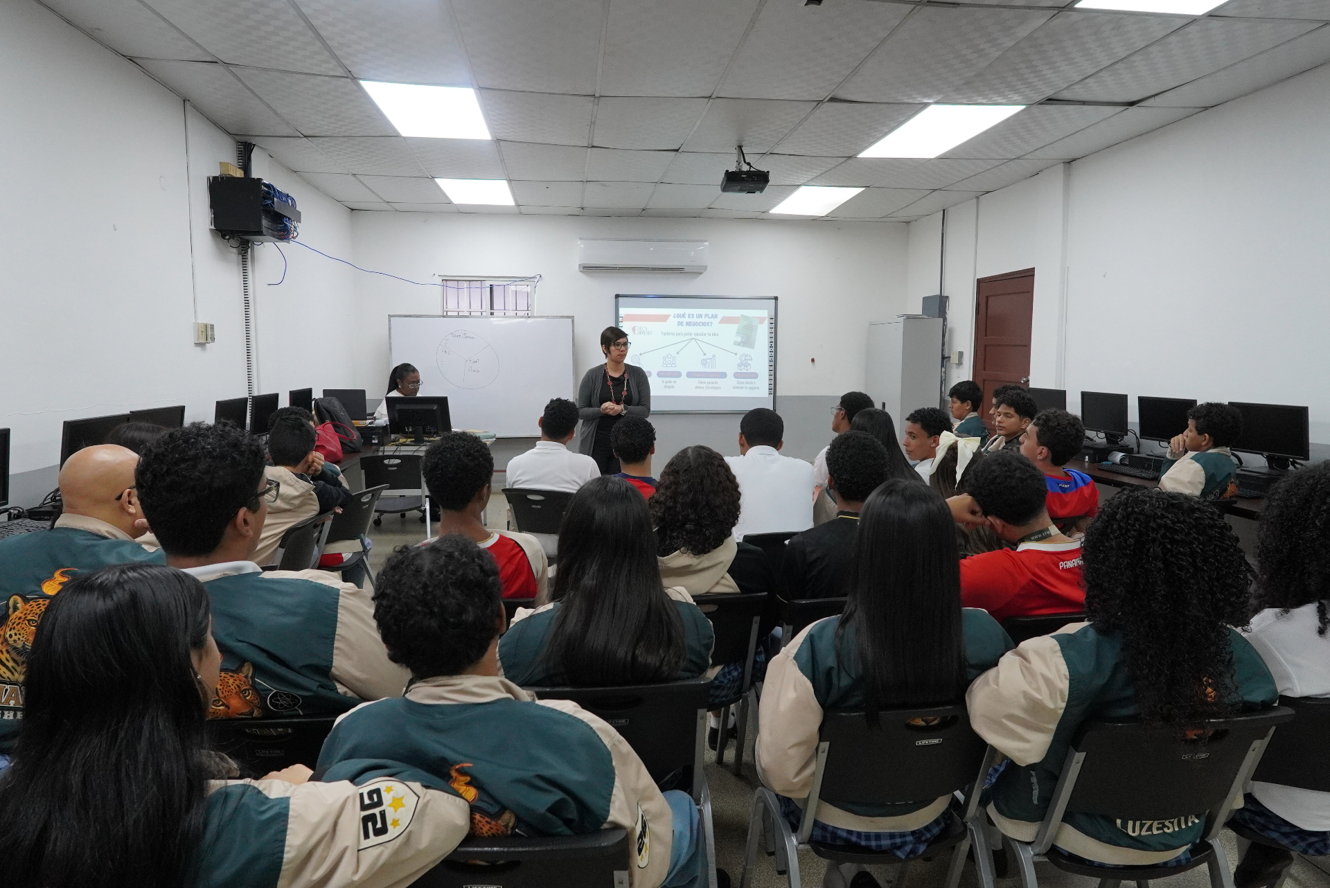 Charla sobre plan de negocios a estudiantes