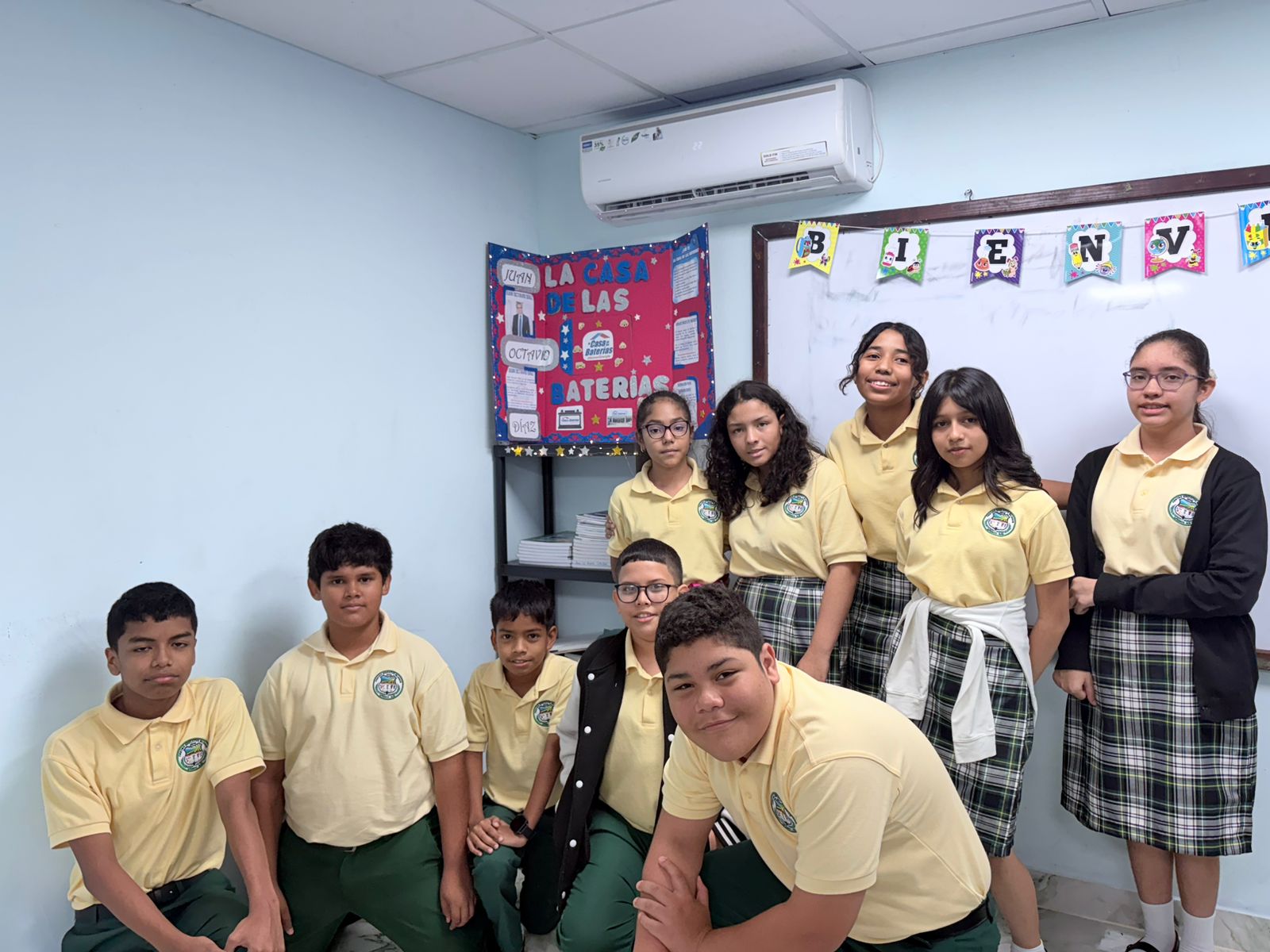 Estudiantes presentando proyecto La Casa de las Baterías