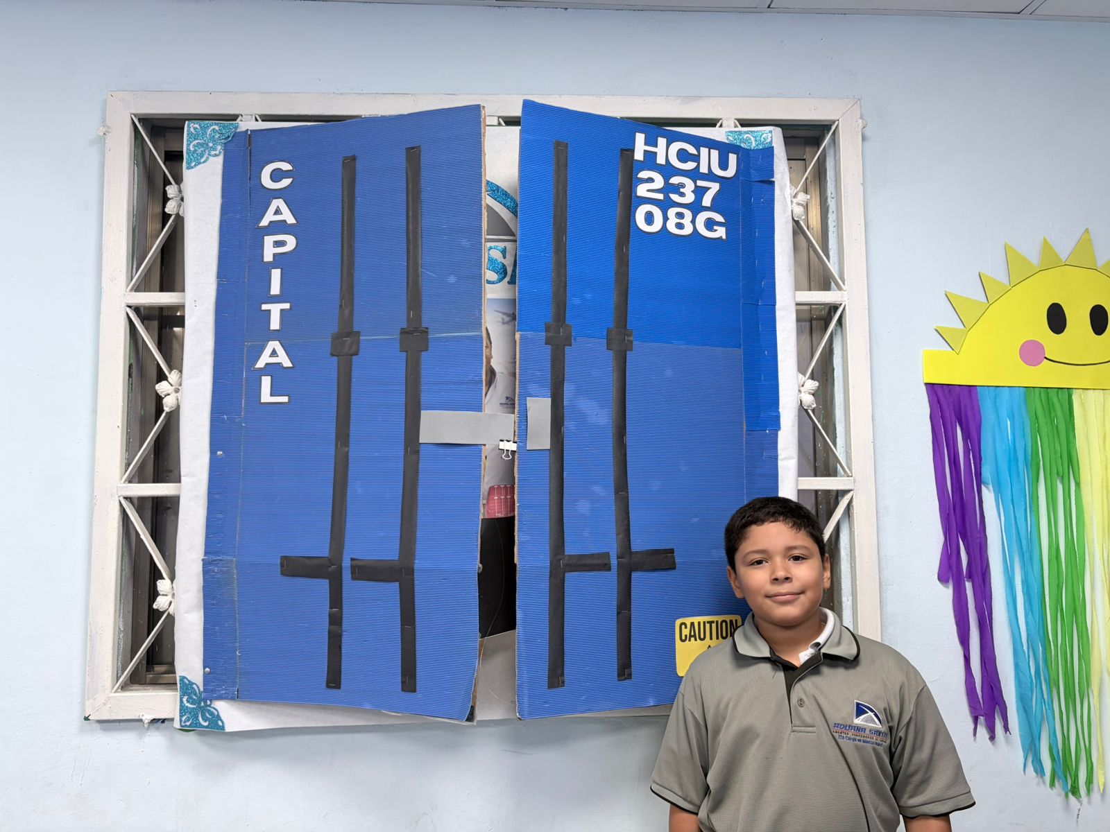 Proyecto Capital — estudiante presentando container temático