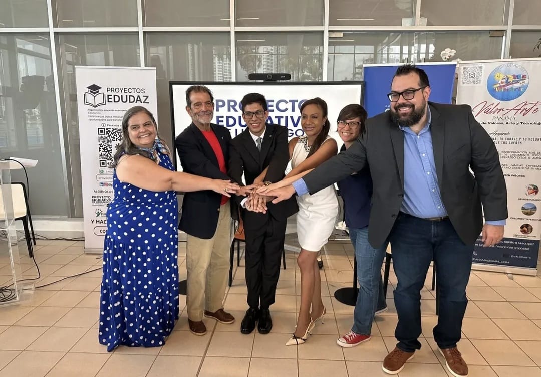 Equipo de aliados uniendo manos en evento Proyectos Edudaz